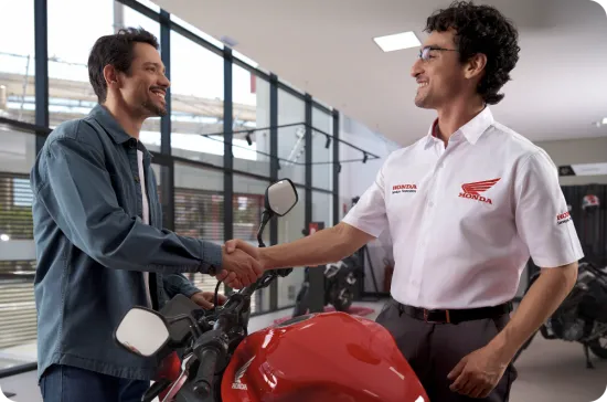 Homem e vendedor honda